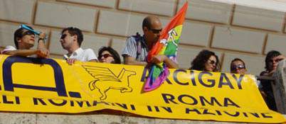 Striscione di Arci gay a Roma nel 2002